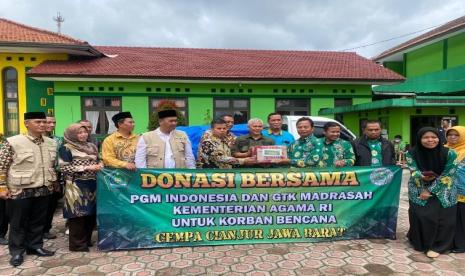 Bantuan GTK Kemenag dan guru madrasah untuk korban gempa Cianjur berupa uang tunai dan sembako 