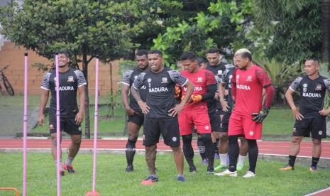 Madura United berlatih di Lapangan Seskoad, Kota Bandung, Kamis (18/3). Tim tiba di Bandung lebih cepat dari jadwal semula untuk memaksimalkan persiapan jelang Piala Menpora. 