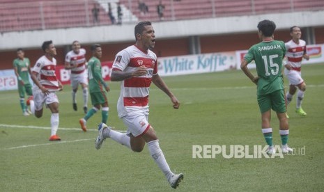 Penyerang Madura United Alberto Goncalves (tengah).