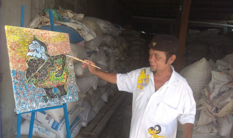 Maestro lukis wayang asal Boyolali, Ki Djoko Sutedjo membuat lukisan dengan menggunakan bahan dasar kulit gabah.