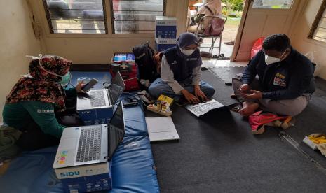 Maharesigana Universitas Muhammadiyah Malang (UMM) memberikan bantuan kepada penyintas bencana banjir di Kota Batu, Jumat (5/11).