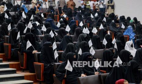  Mahasiswa Afghanistan mendengarkan pembicara wanita sebelum unjuk rasa pro-Taliban mereka di luar Universitas Pendidikan Shaheed Rabbani di Kabul, Afghanistan, Sabtu (11/9).