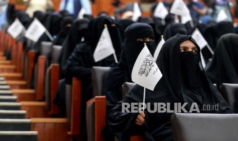  Mahasiswa Afghanistan mendengarkan pembicara wanita sebelum unjuk rasa pro-Taliban mereka di luar Universitas Pendidikan Shaheed Rabbani di Kabul, Afghanistan, Sabtu (11/9).