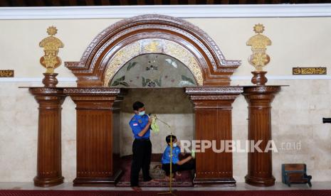 Kemenag Solo Imbau Masjid Batalkan Sholat Jumat Dua Pekan. Mahasiswa Akademi Teknologi Bank Darah (Akbara) Solo membersihkan Masjid Agung Surakarta dengan cairan disinfektan di Solo, Jawa Tengah. (Antara/Maulana Surya)