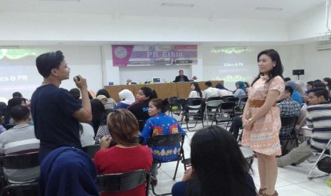 Mahasiswa AKOM BSI aktif mengajukan pertanyaan pada seminar 