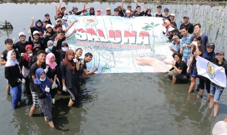 Mahasiswa AKOM BSI Jakarta bersama Anggota IMARF melakukan penanaman Mangrove di pesisir pantai Marunda.