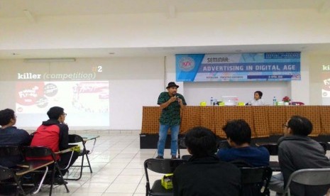 Mahasiswa  AKOM BSI mendengarkan pemaparan tentang dunia advertising oleh Mas Giant.