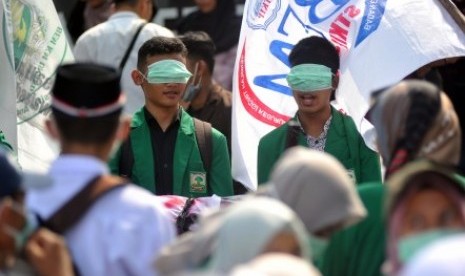 Mahasiswa aksi protes di depan kantor Gubernur Sumatra Barat