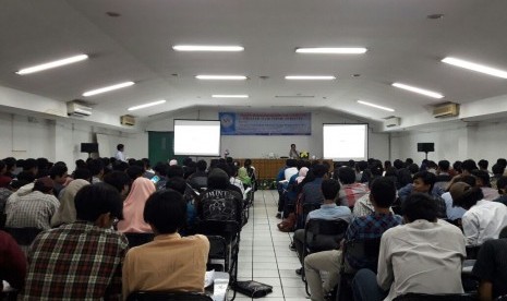 Mahasiswa AMIK BSI antusias mengikuti seminar pemanfaatan teknologi CCTV.