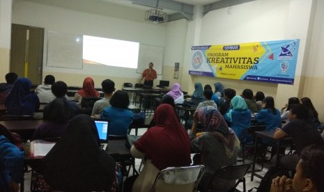 Mahasiswa AMIK BSI Bekasi antusias mengikuti seminar Program  Kreativitas Mahasiswa. 