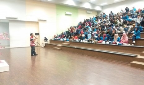 Mahasiswa AMIK BSI Bekasi mengikuti seminar teknologi bertemakan startup dan IT.preneur.   