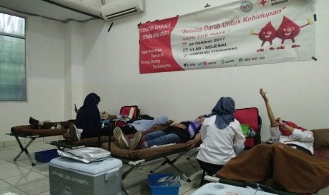 Mahasiswa AMIK BSI Jakarta kampus Cengkareng melaksanakan donor darah. 