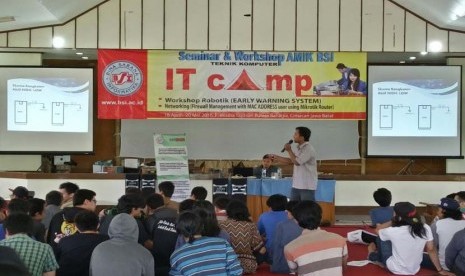 Mahasiswa AMIK BSI Jakarta mengikuti workshop pembuatan robot  peringatan dini banjir. 