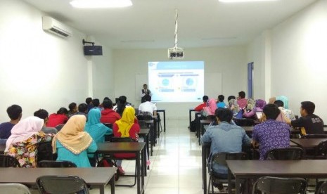 Mahasiswa AMIK BSI Karawang Kampus Cikampek mendapat pembekalan mengenai penggunaan media sosial secara bijak. 