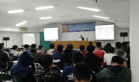 Mahasiswa AMIK BSI mendengarkan pembicara dengan seksama pada workshop pembuatan animasi dan game. 