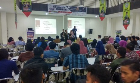 Mahasiswa AMIK BSI Pontianak menghadiri seminar karir.