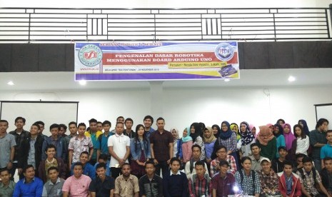 Mahasiswa AMIK BSI Pontianak mengikuti seminar tentang robotik.