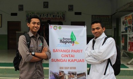 Mahasiswa AMIK BSI Pontianak Novizar Hartadi memimpin Gerakan Senyum Kapuas.