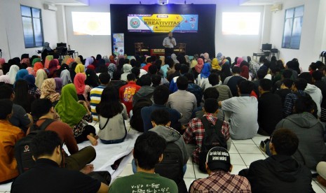 Mahasiswa AMIK BSI Purwokerto antusias mengikuti semina Program Kreativitas Mahasiswa (PKM). 