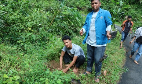 Mahasiswa AMIK BSI Purwokerto menanam pohon akasia di Desa Sirau, Purbalingga, Jawa Tengah.