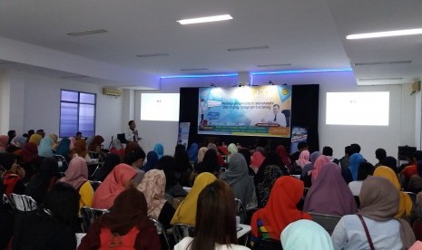 Mahasiswa AMIK BSI Purwokerto menghadiri seminar pembekalan karir, Kamis (24/11/2016).