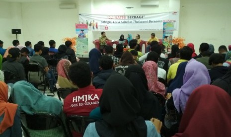 Mahasiswa AMIK BSI Sukabumi sangat antusias mendengarkan penjelasan mengenia penyakit thalasemia yang disampaikan Dr Hasan.