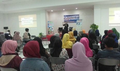 Mahasiswa AMIK BSI Tasikmalaya menerima pembekalan sebelum menyusun tugas akhir. 