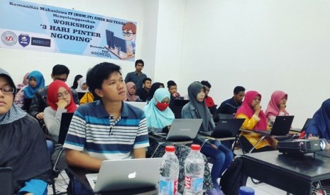 Mahasiswa AMIK BSI Tegal antuasias mengikuti workshop mengenai pemrograman.