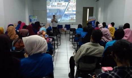 mahasiswa AMIK BSI Tegal antusias mengikuti seminar karir.