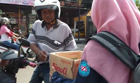 Mahasiswa AMIK BSI Tegal melakukan kegiatan penggalangan dana bagi korban gempa Lombok.