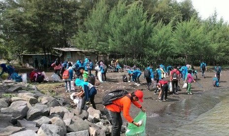 Mahasiswa AMIK BSI Tegal membersihkan pantai Puri Segara Suci.