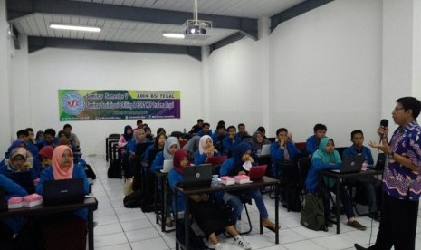 Mahasiswa AMIK BSI Tegal mengikuti sosialisasi sistem e-filling dan e-SPT oleh Ditjen Pajak KPP Tegal.   