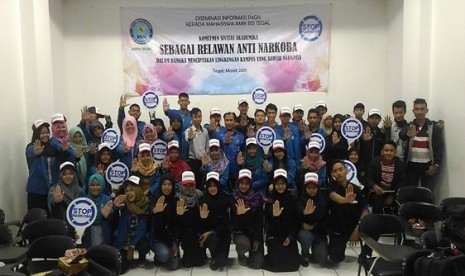 Mahasiswa AMIK BSI Tegal sebagai relawan anti narkoba.