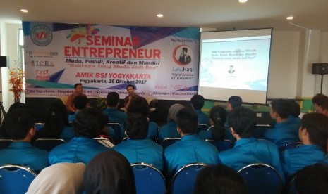 Mahasiswa AMIK BSI Yiogyakarta antusias mengikuti seminar kewirausahaan.