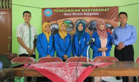 Mahasiswa AMIK BSI Yogyakarta melakukan pengabdian masyarakat di Desa Wisata Kajigelem, Yogyakarta.  