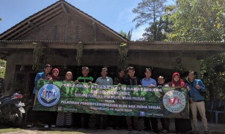 Mahasiswa AMIK BSI Yogyakarta memberikan pelatihan digital marketing kepada masyarakat Desa Wisata Jurang Pulosari, Bantul. 