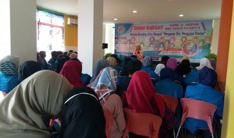 Mahasiswa AMIK dan AKOM BSI Yogyakarta mengikuti seminar personal branding.