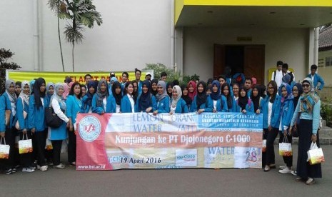 Mahasiswa AMK BSI berfoto bersama di depan kantor Djojonegoro YouC1000 di Sukabumi, Jawa Barat, Selasa (19/4).  