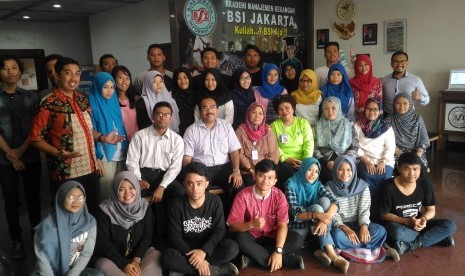 Mahasiswa AMK BSI Jakarta bersama petugas Puskesmas Kramat Jati Jakarta. 