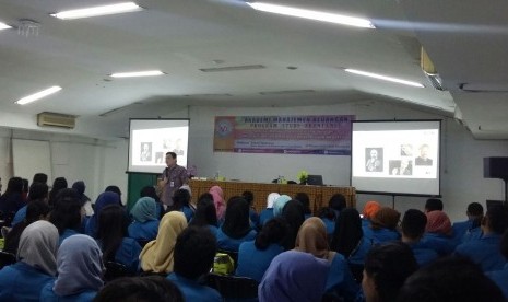 Mahasiswa AMK BSI mendengarkan materi tentang lika-liku profesi akuntan.