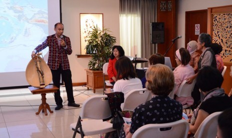  Mahasiswa asal NTT Sherwin Ufi menjelaskan alat musik Sasando.