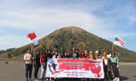 Mahasiswa asing Universitas Muhammadiyah Malang (UMM) mengkampanyekan  penggunaan bahasa Indonesia yang baik dan benar di Gunung Bromo. 