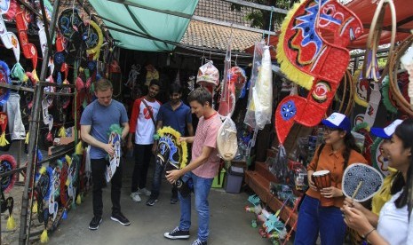 Mahasiswa asing Universitas Sebelas Maret (UNS) mengunjungi Taman Hiburan Rakyat Sriwedari saat mengikuti acara orientasi mahasiswa baru di Solo, Jawa Tengah, 6 September 2017. 