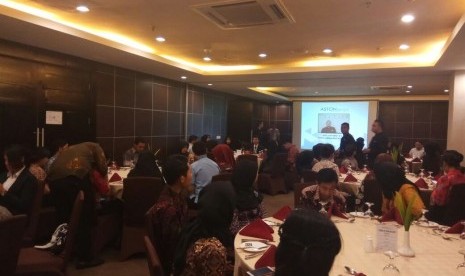 Mahasiswa ASM BSI Bandung antusias mendengarkan penjelasan mengenai table manner. 