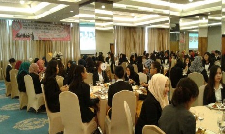 Mahasiswa ASM BSI mengikuti kegiatan table manner di Hotel Century Park, Jakarta, 17-18 Mei 2016.