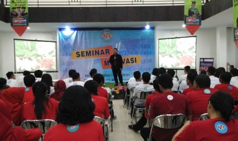 Mahasiswa baru AMIK BSI Pontianak antusias  mengikuti Orienstasi Akademik (Ormkik) dan Seminar Motivasi (Semot)  2017.  