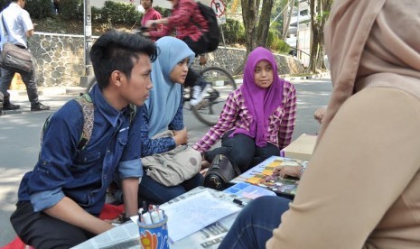 Mahasiswa baru berinteraksi dengan pengurus ormawa