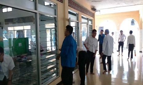 Mahasiswa baru BSI bekerja bakti membersihkan masjid di  Jatiwaringin, Jakarta Timur, Sabtu (12/9).