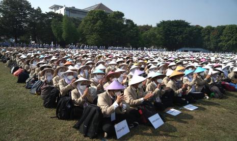 Mahasiswa baru mengikuti pembukaan Pelatihan Pembelajar Sukses bagi Mahasiswa Baru (PPSMB) Universitas Gajah Mada (UGM) 2022 di Lapangan GSP UGM, Sleman, D.I Yogyakarta, Senin (1/8/2022). Acara yang diikuti sekitar 9.833 mahasiswa baru UGM itu menjadi media untuk pembekalan dalam meningkatkan kapasitas diri sehingga siap menjadi pemecah masalah dan aktif meningkatkan kompetensi. 