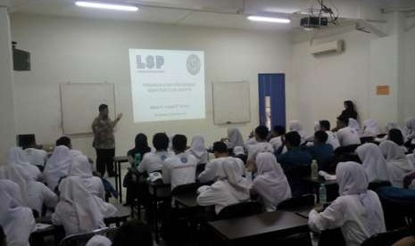 Mahasiswa baru UBSI antusias mengikuti seminar Lembaga Sertifikasi Profesi BSI.